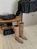 Botas Western Cowboy Femininas Estilo Retro Novo Inverno 2026 com Bico Quadrado, Salto Grosso, Fivela de Cinto e Cano Longo Franzido