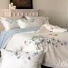 Bordado de borboleta estilo menina grau A super macio roupa de cama para dormir pura algodão de fibra longa conjunto de quatro peças estilo luxo leve fronha de edredom branca azul