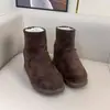 Botas de neve femininas do Nordeste, forradas com fleece e espessadas, estilo novo e moderno para o inverno 2026, sapatos de algodão impermeáveis e antiderrapantes, botas femininas com aumento de altura invisível