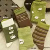 Meias femininas de outono até o meio da panturrilha, construção sem costura, esquema de cores verde matcha, apresentando um design fofo de ovelhinha, em uma meia de algodão estilo preppy, coreano