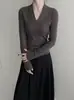 Suéter de Lã Tricotado Slim com Decote V e Efeito Ondulado para Mulheres Outono Manga Longa Peça Básica para Usar por Baixo ou por Cima Cor Damasco