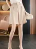 Novos Shorts Casuais Importados de Triacetato para Primavera/Verão 2026 com Cintura de Terno, Toque Fresco e Caimento Fluido, Shorts Casuais com Bolsos, Comprimento de Cinco Pontos