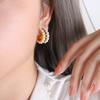 Pendientes de acero de titanio chapados en oro con incrustaciones geométricas simples y elegantes de estilo veraniego.