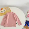 Camisa de base de gola alta para meninos 2023 Nova camiseta de manga comprida para bebês com estampa de escova infantil
