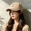 Gorra de Béisbol con Bordado de Letras de Moda Estilo Coreano 2026 Versátil para Viajes al Aire Libre Sombrero de Protección Solar Moda para Mujer
