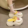 Calzado Exterior Grueso de Dibujos Animados con Suela Gruesa Zapatos Cueva Tacón Súper Alto para Mujer 9.5CM Vestido de Verano Chanclas Baotou de Playa