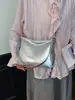 La popular bolsa nueva de verano para mujer de este año es el bolso de cubo de nicho para el hombro, el bolso suave versátil para el hombro y el bolso cruzado.