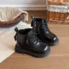 Coleção Outono 2026: Botas Martin estilosas e versáteis em estilo britânico e confortáveis para meninas, com um design simples e moderno, e cabedal em couro.