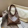 Bolso Cubo de Hombro Individual Texturizado Casual Simple de Gran Capacidad, Diseño Nuevo con Remaches Personalizado, Estilo Europeo y Americano, Tendencia 2026 para Mujer