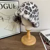 Chapéu de Pelúcia Mongol Estampado de Leopardo Retro Macio e Peludo para Mulheres Outono e Inverno Pele Sintética Acolchoado Quente Chapéu de Pescador Chapéu de Bacia