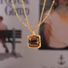 Colgante de piedra de ojo de tigre con incrustaciones cuadradas, estilo transfronterizo francés, con nicho simple, chapado en acero de titanio y oro de 18 quilates, venta al por mayor