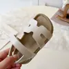 Sapatos para Meninas 2026 Verão Novo Estilo Sapatos Casuais Abertos para Meninas Pequenas Moda Infantil Sandálias Vazadas Sapatos de Bebê