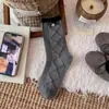 Calcetines grises para mujer con colgante de gato bordado de dibujos animados, lazo, longitud hasta la mitad de la pantorrilla, etiqueta de tela estilo coreano, encaje de lunares, calcetines apilados