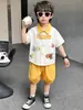 Conjunto de Camisa Cartoon para Meninos 2026 Roupa de Verão Fofa para Bebês de Manga Curta Conjunto de Duas Peças da Moda Estilo Coreano para Meninos