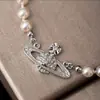 Versión de Gama Alta Collar de Cuatro Hojas Saturno para Mujer Completamente Tachonado de Diamantes Accesorios de Joyería Cadena de Suministro de Perlas de Nicho Estilo Celebridad de Internet Perlas