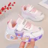 Tênis infantil 2026 primavera e outono nova moda desenho animado sapatos casuais sola macia antiderrapante versátil tênis de bebê pai da criança moderno