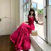 Moda Praia: Vestido de verão feminino com cintura marcada e alças finas, em tecido transparente vermelho rosado, caimento justo, direto da fábrica