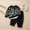 Conjunto de Duas Peças Moderno para Meninos 2026 Outono Novo Estilo Coreano Moletom com Gola Redonda e Grafite com Calça Cargo Reta Roupa Casual