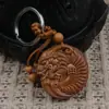 Venta al por mayor del fabricante Llavero Colgante para Coche de Madera de Melocotón Tallado en Madera Colgante de Madera Maciza Tallado de Logo de Coche