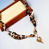 Conjunto europeu e americano retrô de colar e brincos de leopardo e coração de pêssego corrente para suéter joias temperamento clássico joias transfronteiriças atacado