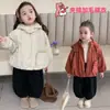 Chaqueta de algodón con capucha para niña con ribete de volantes, nuevo estilo invierno 2026, atuendo de otoño moderno y elegante, abrigo de algodón casual súper lindo