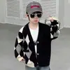 Roupa de Outono para Crianças: Cardigan Suéter com Padrão de Diamante Preto e Branco, Novo Estilo Outono 2026, Jaqueta Casual Estilosa para Meninos