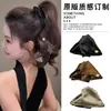 Pinza para el pelo triangular de satén minimalista estilo francés para mujer, nuevo diseño 2026, irradia un ambiente sofisticado y elegante, suministrado directamente por el fabricante