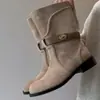 Textura de pele de cordeiro cor damasco bloqueio de cor suave fivela botas Martin de cano médio mulheres versátil camurça bico redondo salto baixo botas de moda
