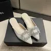 Moda Coreana Estilosa e Confortável para Primavera/Verão 2026 Novas Mules de Camurça Bico Fino Salto Bloco com Strass