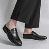Pantuflas cerradas de talla grande, nuevo modelo de verano, zapatos de cuero slip-on estilo retro británico para hombre, modernos y a la moda, zapatos de hombre sin talón