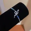 Pulsera de flor de la suerte de circón súper brillante europea y americana, nicho de lujo ligero de alta gama, accesorio de mano versátil y elegante para mujer