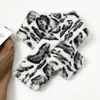 Cachecol Pequeno de Pelúcia com Estampa de Leopardo Estilo Coreano Conjunto de Pescoço Novo de Inverno para Mulheres Proteção de Pescoço Fofa Cachecol Curto de Pescoço Gola de Lã Quente de Inverno