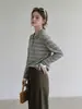 Elegante suéter de tricô listrado color-block com gola polo retrô para mulheres, versátil para o início do outono, blusa de manga longa de caimento solto para o trajeto