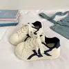 Tênis brancos forrados com fleece para o inverno para mulheres, sapatos casuais quentes forrados com algodão, novo estilo 2026, sapatos atléticos de algodão versáteis e modernos com sola plana