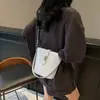 Bolsa Balde Portátil de Luxo Transfronteiriça Nova Moda 2025 Bolsa de Ombro Retrô Estilo Coreano Simples Bolsa Transversal de Cor Contrastante