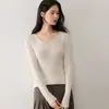 Suéter de cachemira sin costuras de nuevo estilo con cuello en V, textura acanalada, corte ajustado y diseño elegante, perfecto como capa base