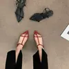 Sandálias Rasas Vermelhas Estilo Francês de Nicho com Tiras Finas para Mulheres, Novo Modelo de Verão 2026, Sapatos Romanos Estilo Fada para Combinar com Vestidos