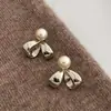 Brincos de Zircônia Dourada Café Laço Geométrico Gota d'Água Pérola Estilo Retro Francês Brincos de Tarraxa Nicho Sensação de Alto Padrão Joias para Orelha