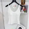 Camisole de Algodão Canelado Costas Nuas Cruzadas com Bojos de Látex Fixos, Regata Interna Justa e Valorizadora