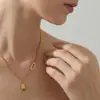 Collar con Colgante de Barra de Oro de la Suerte Más Vendido Transfronterizo Europeo y Americano Cadena para Clavícula Acero Inoxidable Grabado con Letra Chapado en Oro Real de 18K
