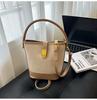Bolsa de Mão de Moda High-End Feminina 2025 Nova Retrô Simples Bolsa Balde Design Nicho Bolsa Transversal de Ombro Único