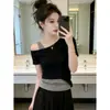 Camiseta Feminina de Manga Curta Falsa Duas Peças Off-Shoulder, Novo Design Primavera/Verão 2026, Top Elegante de Um Ombro para um Visual Emagrecedor