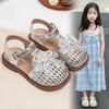 Sandalias trenzadas de punta cerrada para niñas, Zapatos de princesa estilo pastoral para niños, Nuevo modelo de verano 2026, Zapatos de charol calados para niñas