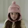 Gorros de Otoño e Invierno para Bebés Niños y Niñas, Lindos Gorros Gruesos de Dibujos Animados con Protección para Orejas para Bebés y Niños Pequeños, Pompones de Piel, Cortavientos y Cálidos Gorros Lei Feng