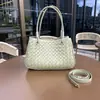 Bolsa Cesta Tecida de Couro Novo Transfronteiriça Bolsa Cesta de Legumes Portátil Retro de Alta Qualidade Bolsa de Ombro Único Transversal Feminina de Grande Capacidade