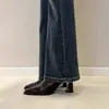Botas curtas de salto alto em couro para mulheres, novo modelo 2026, botas estilo Martin com bico quadrado, salto grosso preto, elásticas, botas populares de corte justo