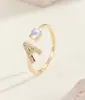 Anillo de Luz de Zirconia Incrustada en Oro Real Chapado en Cobre Transfronterizo Europeo y Americano Lujo Ligero Sensación de Alta Gama Anillo para el Dedo Joyería de Mano Versátil Fabricante Venta al por Mayor en Stock
