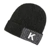 Gorro de Tricô Chenille Outono Inverno para Homens Mulheres Quente Logo de Letra K Chapéu Espesso para o Frio Estilo Europeu Americano Proteção contra o Frio Chapéu de Proteção para as Orelhas