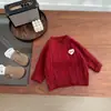 Tricô Espesso de Outono e Inverno para Bebê Novo Estilo Vermelho para Bebê Tricô Bordado com Coração Roupas Versáteis Roupas de Inverno