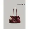 Bolso tote rojo de cuero encerado vintage para mujer, nueva colección de verano 2026, diseño simple, gran capacidad, adecuado para ir al trabajo, se puede llevar en la mano o usar como bolso de hombro